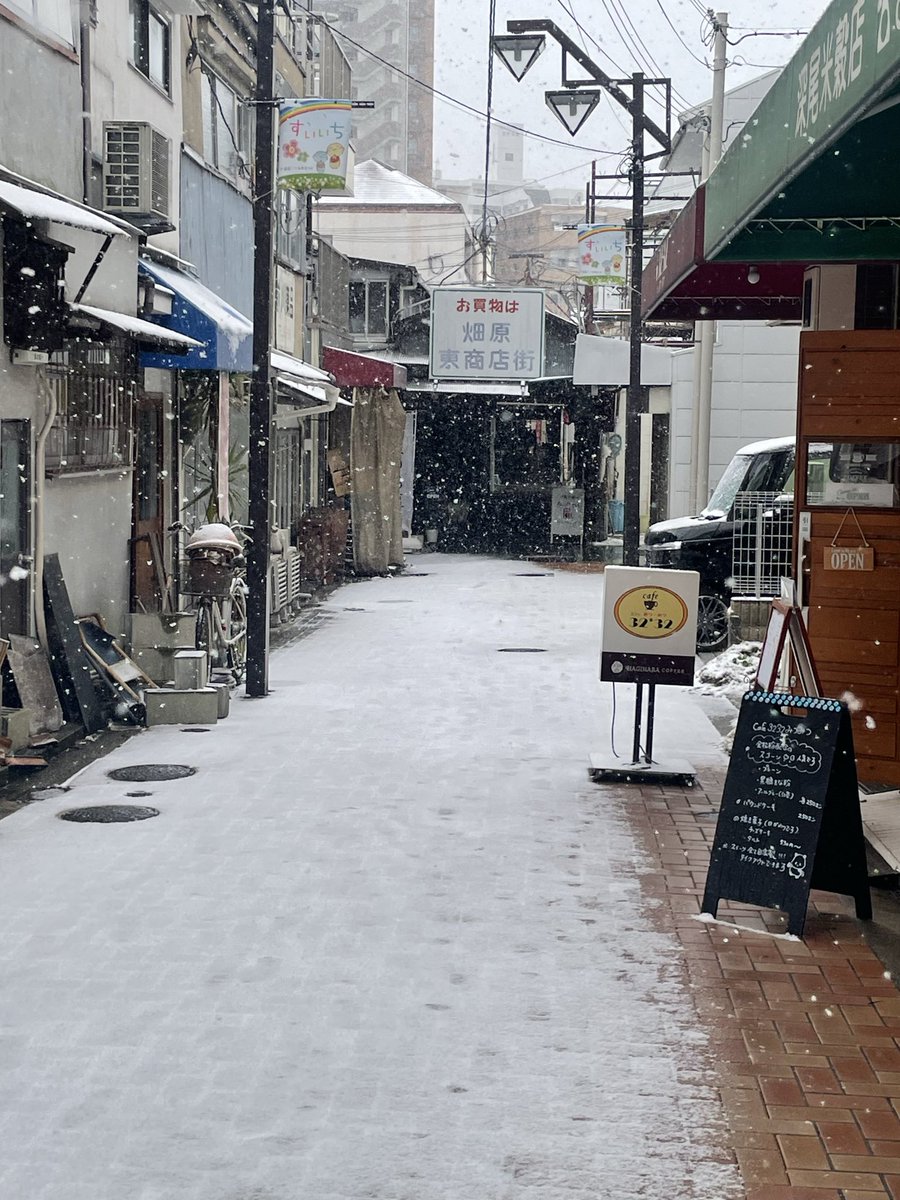 nhathrun's tweet photo. 結構降るねー選挙行くまでに雪だるまになりそー https://t.co/3yGkST4hOl