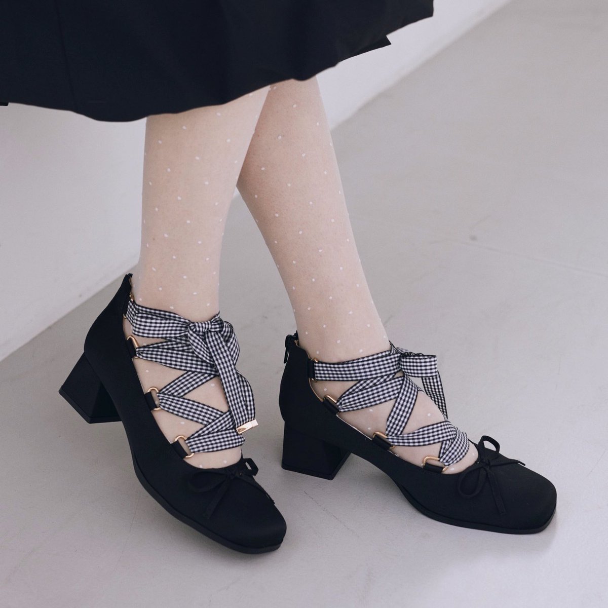 PRE ORDER 10%OFF CAMPAIGN 🪽
春の新作アイテム先行予約で 10％OFF

上品なサテン素材にレースアップデザインを合わせ、トレンドのバレエコアテイストに仕上げたパンプス。
同色リボンと、春らしいギンガムチェックのリボンがセットになっていて、気分に合わせて付け替えを楽しめます。