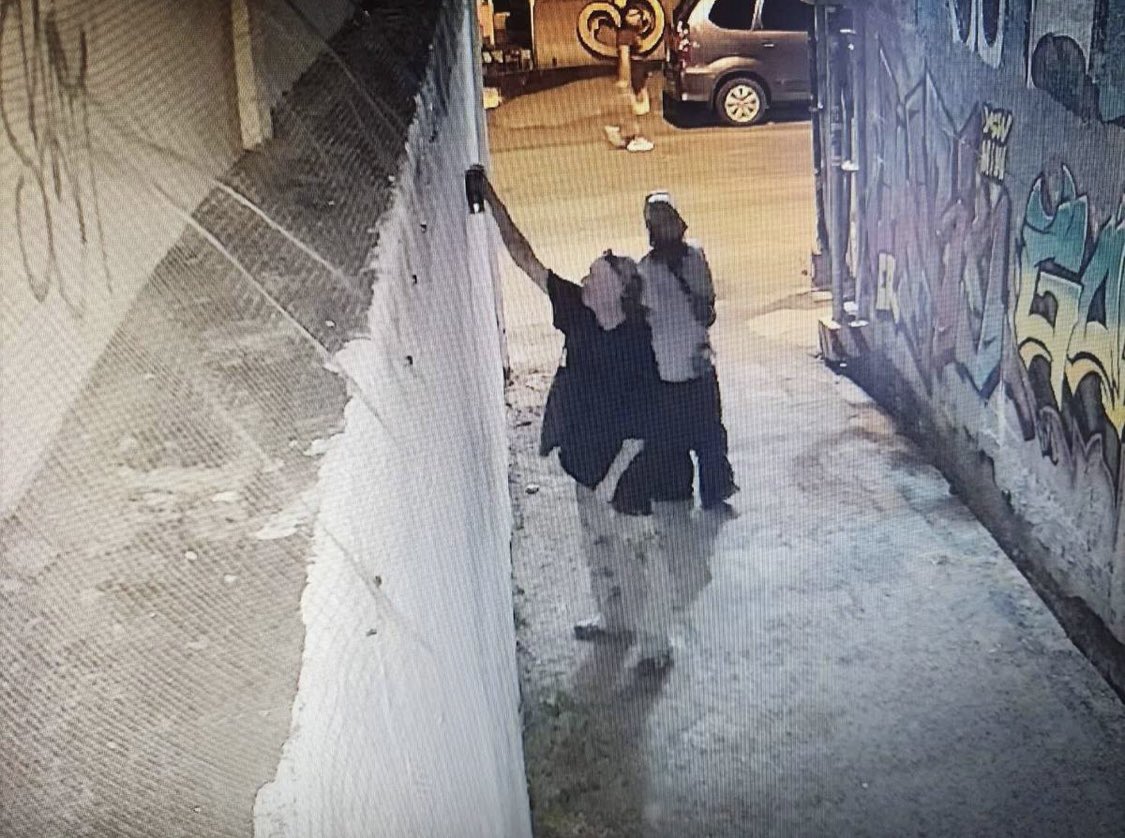 チェンマイの寺院の壁へスプレーで落書きしたオーストラリア人カップル、犯行後にパーイへバス旅行に出かけた帰路を待ち受け逮捕。1人3,000Bの罰金と損害賠償15,000B。さらにビザ取消・国外退去処分を検討中。

（Cr 複数ニュース）