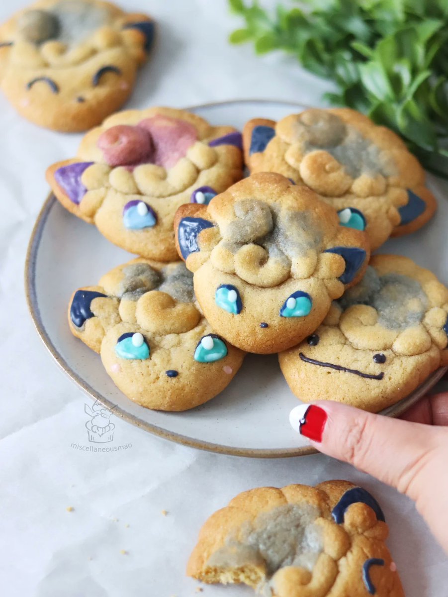 MiscMao's tweet image. Alolan Vulpix sugar cookies with peppermint white chocolate 🦊❄️ 

#pokemongo #alolanvulpix #vulpix #ロコン