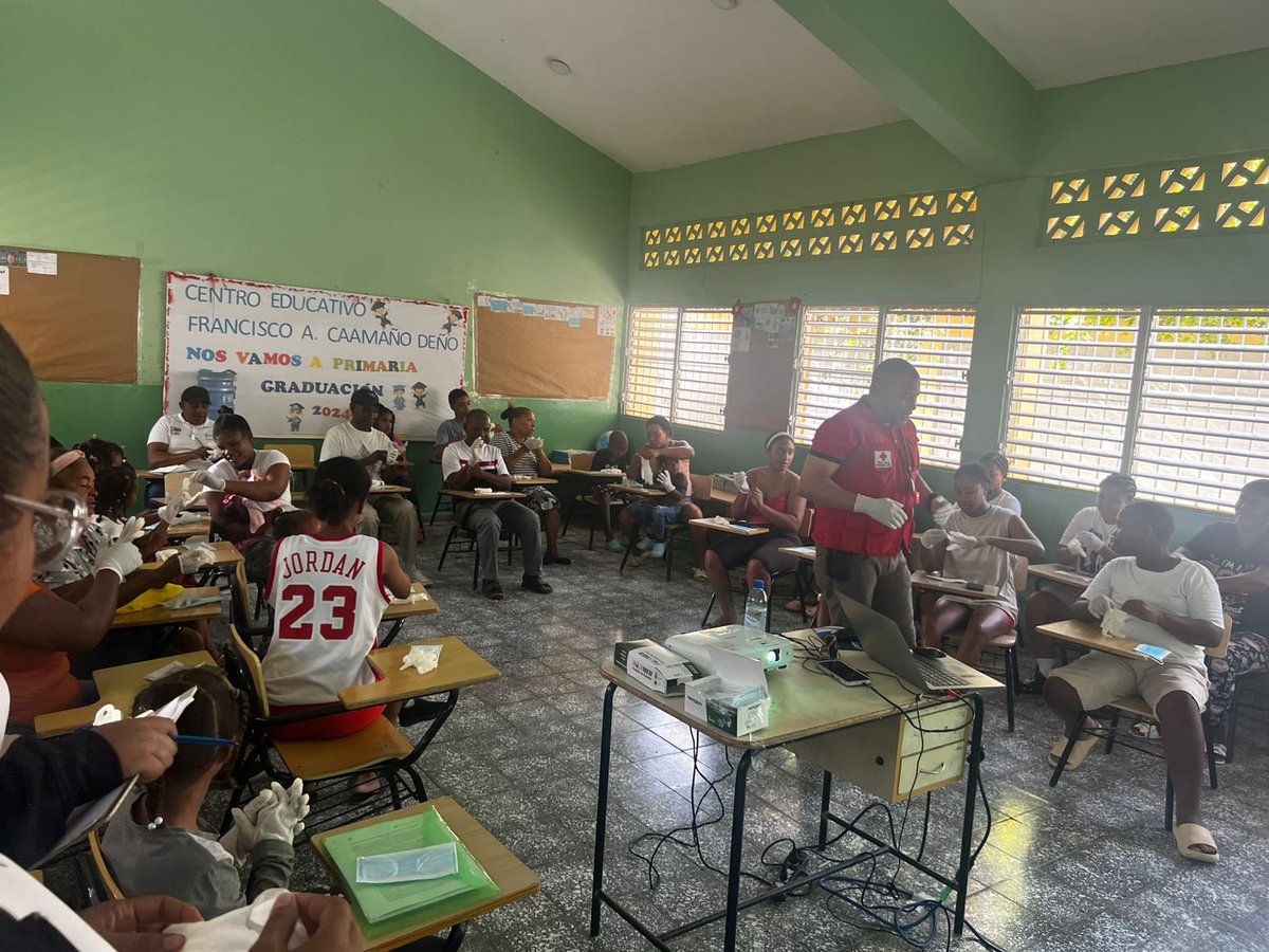 crdominicana's tweet photo. En el marco del Proyecto Empoderamiento Comunitario para los Desafíos Climáticos, con apoyo del Fondo Global para la Resiliencia de la IFRC, realizamos un Taller de Primeros Auxilios en la comunidad de Arroyo Grande.
#EmpoderamientoComunitario #PrimerosAuxilios https://t.co/jiDBO7B4jl