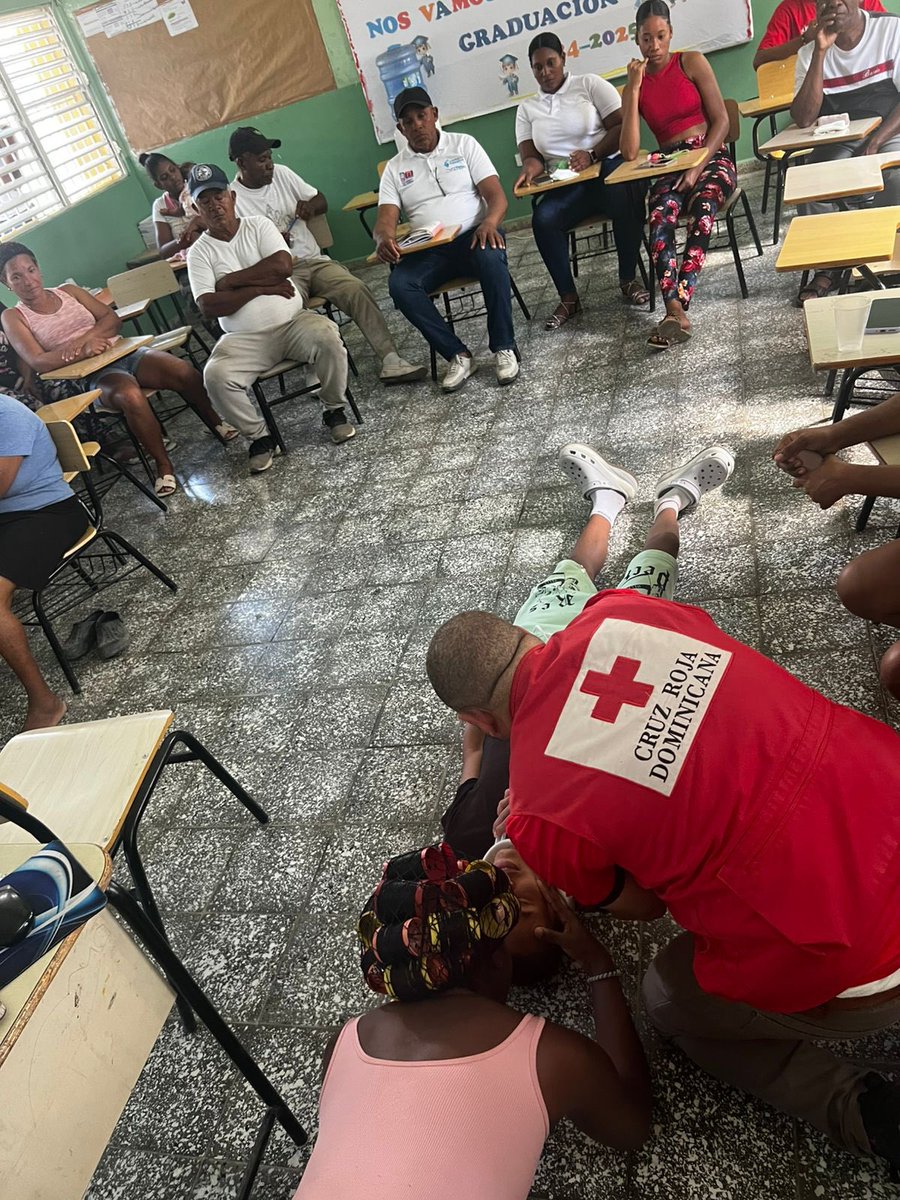 crdominicana's tweet photo. En el marco del Proyecto Empoderamiento Comunitario para los Desafíos Climáticos, con apoyo del Fondo Global para la Resiliencia de la IFRC, realizamos un Taller de Primeros Auxilios en la comunidad de Arroyo Grande.
#EmpoderamientoComunitario #PrimerosAuxilios https://t.co/jiDBO7B4jl