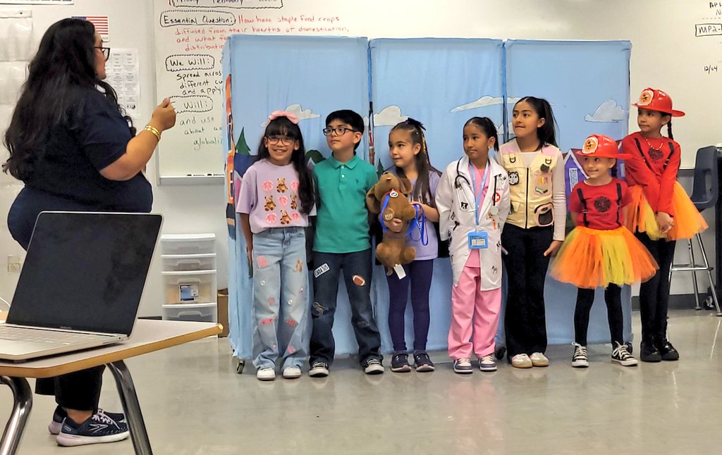 JJHansen26's tweet photo. Our Rising Stars put on a stellar performance highlighting the importance of thanking our community service providers! Awesome work, Hornets! #TeamSISD #ThrivingAtTheHive https://t.co/34rD3rYlWY