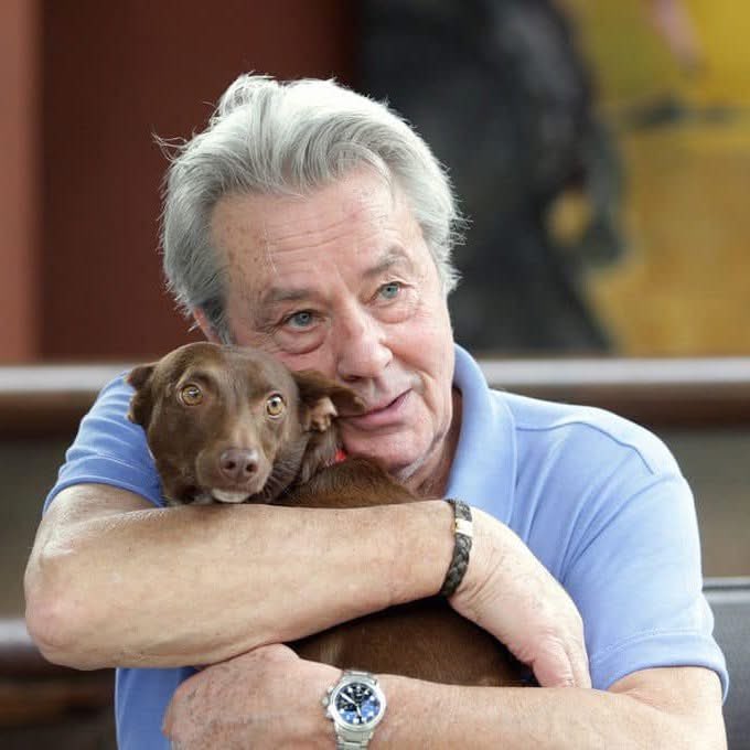 Paroles_auteurs's tweet photo. "S'il était le plus laid
De tous les chiens du monde,
Je l'aimerais encore,
À cause de ses yeux. 

Si j'étais le plus vieux
De tous les vieux du monde, 
L'amour luirait encore 
Dans le fond de ses yeux. 

Et nous serions tous deux, 
Lui si laid, moi si vieux,
Un peu moins seuls au monde,
À cause de ses yeux."
Pierre Menanteau, "Le vieux et son chien"