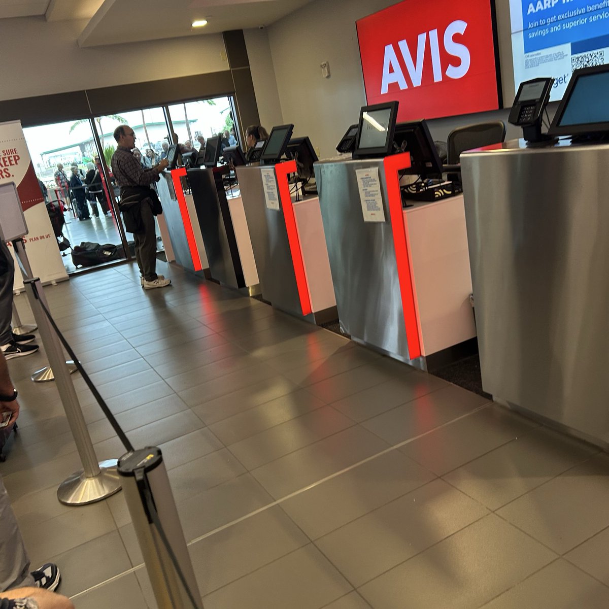 Pharmgal39's tweet photo. @Avis do better!
Only 2 people working at Maui airport and over 20 people in line https://t.co/pwsEz6fMFE
