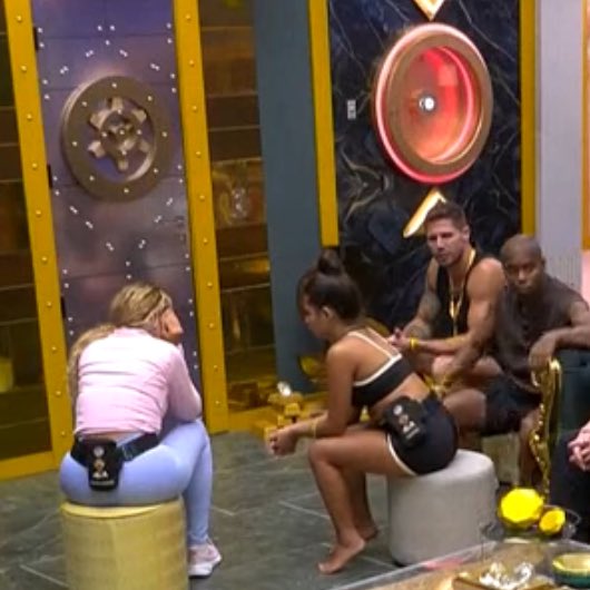 eles na porta esperando 😭😭😭