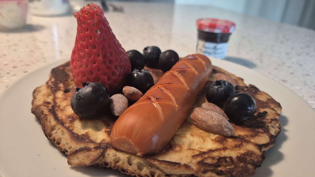 어제 엑친분의 핫케이크를 보고
오늘 아침 두아들에게 만들어 줬습니다.
'핫케이크의 신' 엑친분 같이는 안되더라구요
그래도 일요일 아침 공부하러 가는 둘째를
응원하는 마음으로 뜨겁게 만들었습니다
그래서인가요?
좀 탔습니다.

와이프가 집으로 출발했다고 톡이 왔습니다
야호!!