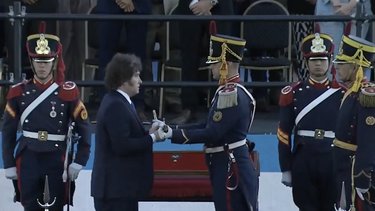 El sable del Gral. San Martin es un símbolo de adscripción al ideario Federal. Le fue donado a Rosas, por su lucha por la defensa de las Provincias Unidas contra las fuerzas Franco-Británicas . Me parece que Ud. representa lo inverso del sentimiento sanmartiniano
<a href="/PartidoFederal/">Partido Federal</a>