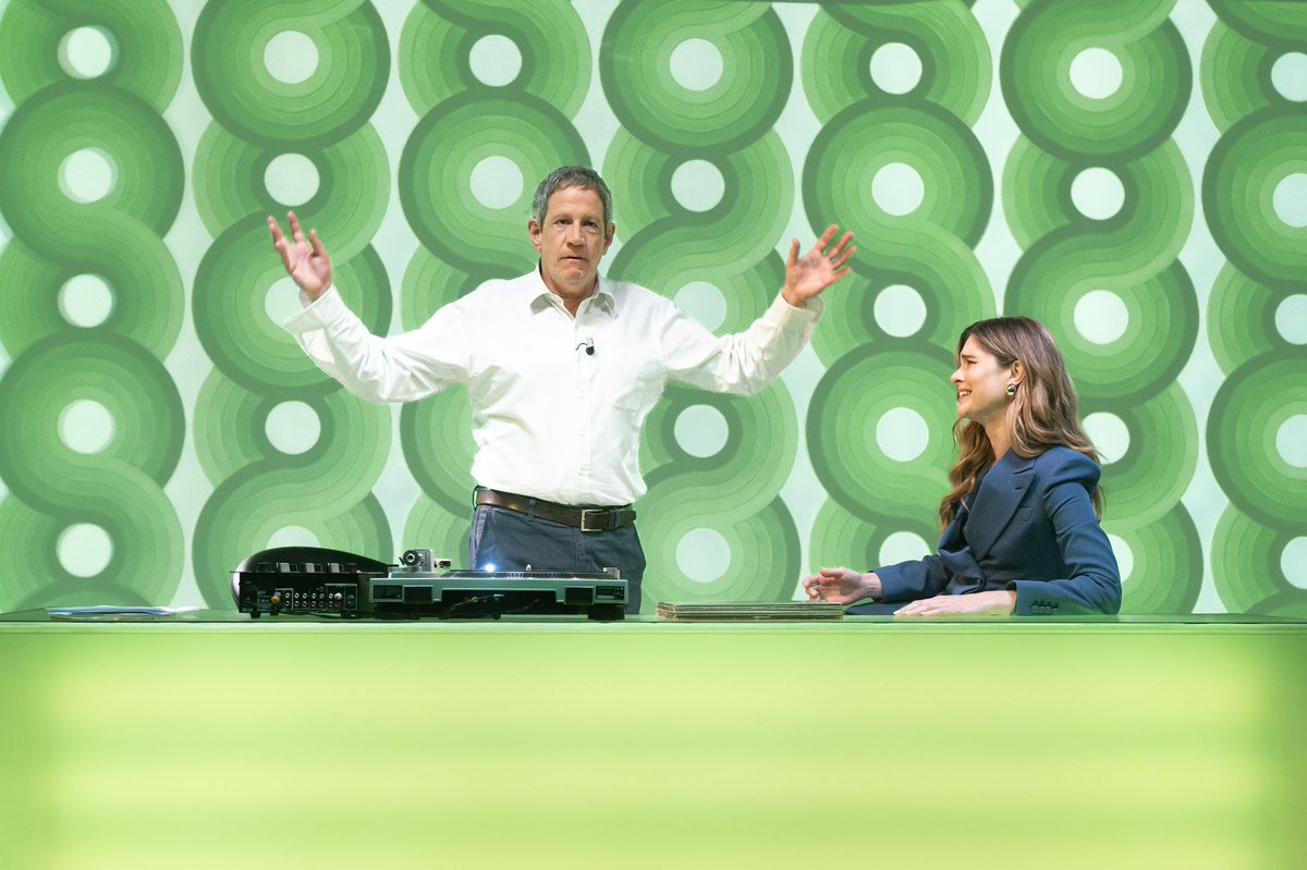 State ascoltando i vinili di #VittoriaPuccini ? 💿🎶

#Rai1 #ivinilidi