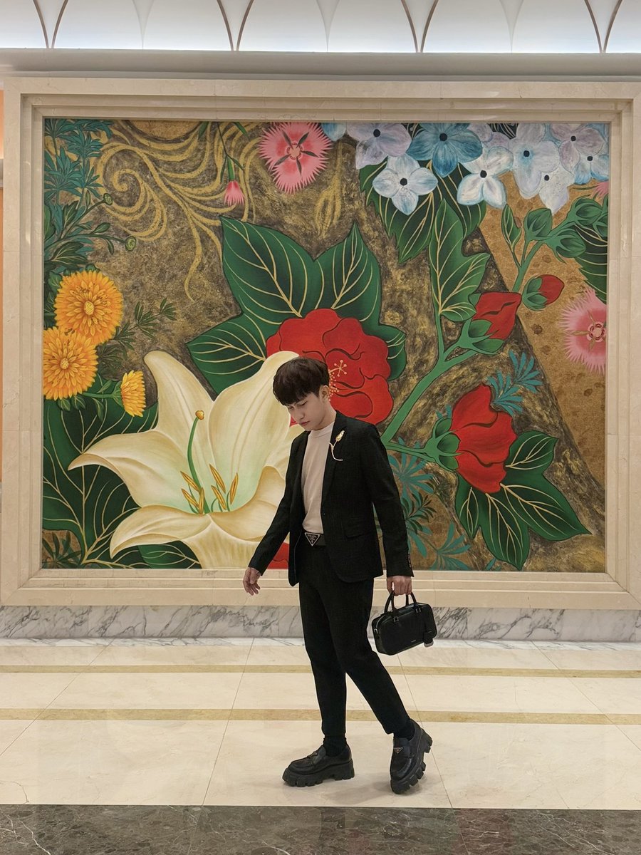 heypatchan's tweet photo. Lost in the blooms 🌹🌼 https://t.co/srHQacSSmv