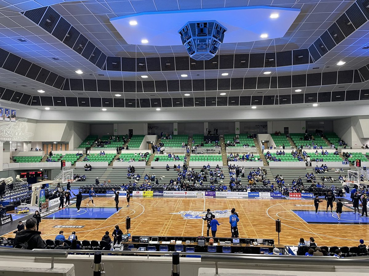 And1Hamk's tweet photo. 雪の中の鳥取開催🏀現地観戦

終始滋賀さんペース。追いつくシーンもありましたがシュートが決まらず大敗でした💦

怪我人も多く厳しいチーム状況だけど今日は勝ち切りましょう👍

大雪☃️なのでバスケットLiveで応援📣します

#島根スサノオマジック https://t.co/yLsQgWPKMu