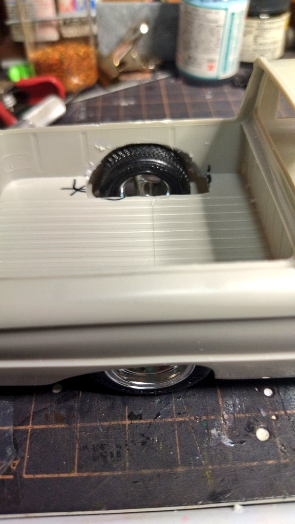 mH7QDHkwQMapUDI's tweet image. #AMT
#フォード #Ford
#ランチェロ #ranchero
ばるぞーさん@valzo_sanから頂いたこちら着手(お手付きとも言う)
カーモデルはシャコタンが正義(総意)

限界突破の為、ホイールハウスをバスバスとカット
トノカバー被せるので大丈夫大丈夫
着地は厳しいけどだいぶ下がったからとりあえずヨシ

よしなに🖐