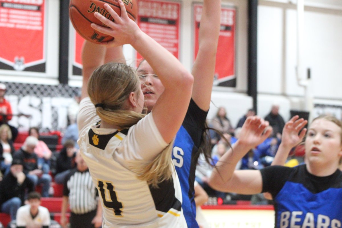 bowkerpaul's tweet photo. SEISC South #2 Danville topped SEISC North #2 Lone Tree in the SEISC Girls Shootout Saturday at Highland, 54-26. The Bears (14-5) started out with a 12-1 run and cruised from there. Finley Jacque led Lone Tree (14-7) with 16. @GTheNews_Sports @IGHSAU #LoneTree #Danville https://t.co/zePC9b0NZ3