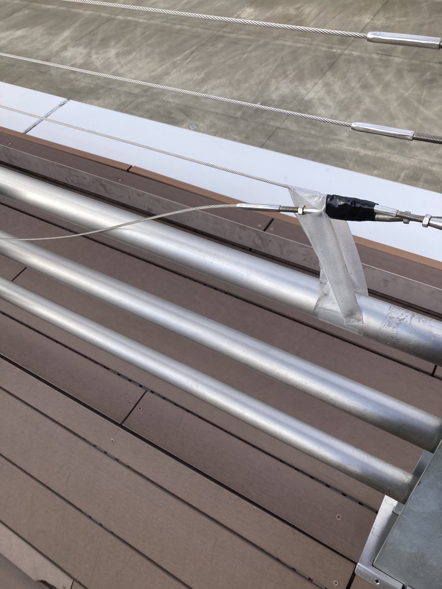 福岡空港の展望デッキのワイヤー破損してる。これは良くないでしょ