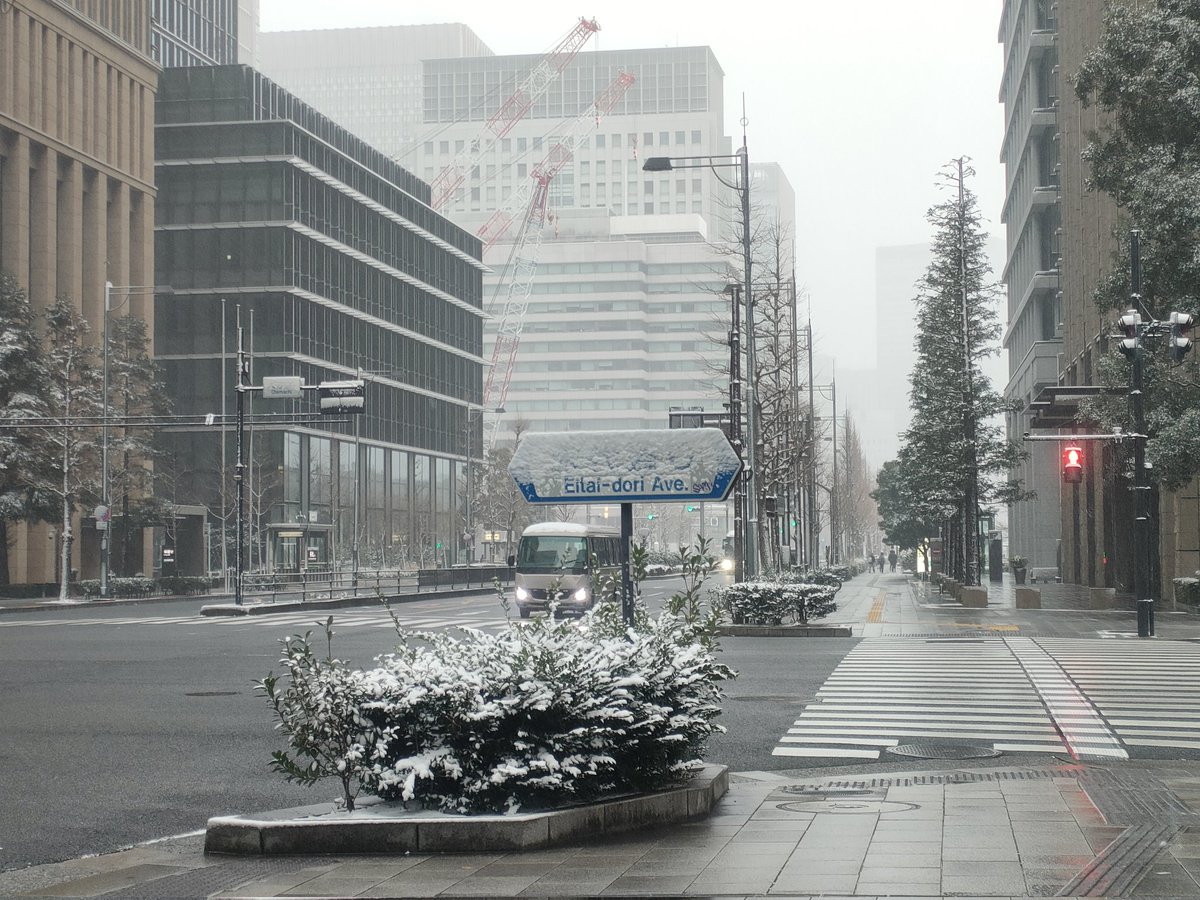 71strike's tweet photo. 雪だね雪。
めちゃくちゃ寒い。
そんな天候の中でも、黙々と走るランナーさんたちがいてすごいなと思ったよ。継続は力なり。今日も良いラン活を！ https://t.co/fLiiZsEHHM