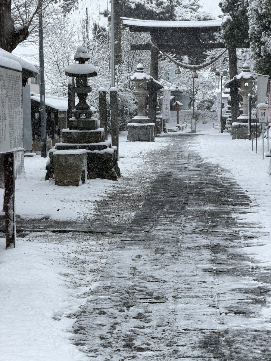 本日、兼務神社の祭典と出張祭典が重なっております。

せっかくご参拝をご予定くださった方々には大変申し訳ありませんが本日窓口は閉めさせていただきます。

積雪により除雪が憚らぬため、ご参拝は日をあらためていただくか、参道脇の玉砂利を進むなど、お足元には十分お気をつけください。