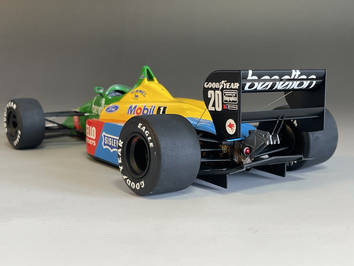 完成
タミヤ 1/20 ベネトンフォードB188

やりました！
タミヤなので、組立に関しては何も心配なかったので、8層の塗り重ねに細心の注意を払いました
マスキングをしっかり確認、吹付の順番、乾燥時間を落ち着いて取ることを意識しました

ドライバーは大好きなT・ブーツェン
振り向けばブーツェン