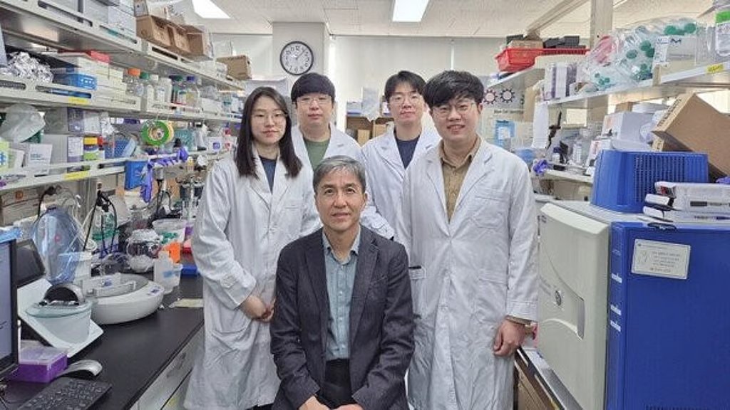ChuckCallesto's tweet image. BREAKING REPORT: Korean Scientists achieve medical breakthrough, REVERSE CANCER cells.

"The ability to convert cancer cells BACK TO NORMAL CELLS is an extraordinary phenomenon."

"This research proves that such a transformation can be systematically induced."

Scientists at the…
