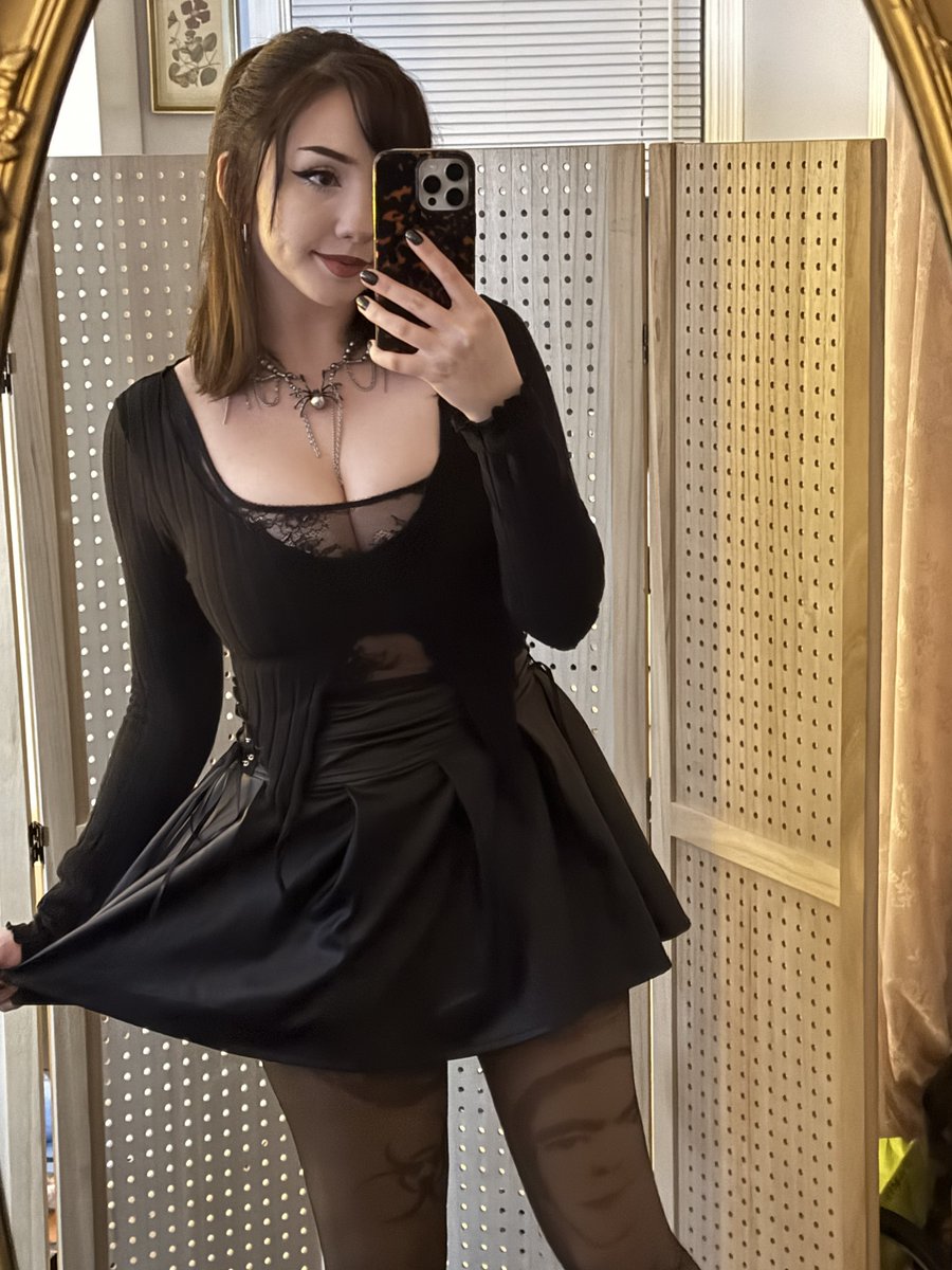 you’re only allowed to like this if you want a lonely gamer gf with cute milkers