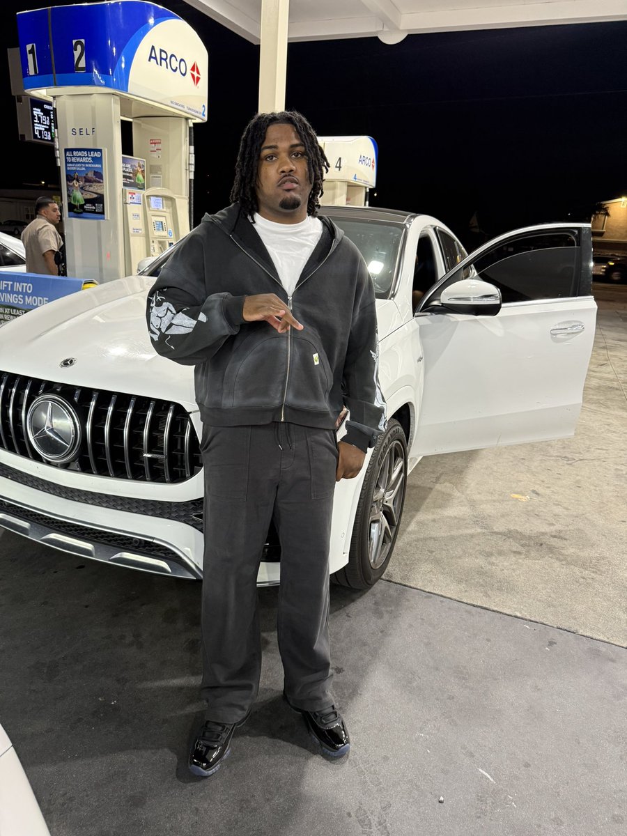 __Dag0at's tweet photo. INA 4DOOR SPACE COUPE IM N DAT MODE IM ALL ALONE 😤 &amp; IAN EVEN POP IT I STILL GOT MA FOOT ON 🥷🏽’s THROAT 😵 https://t.co/bLIKmJVPWN