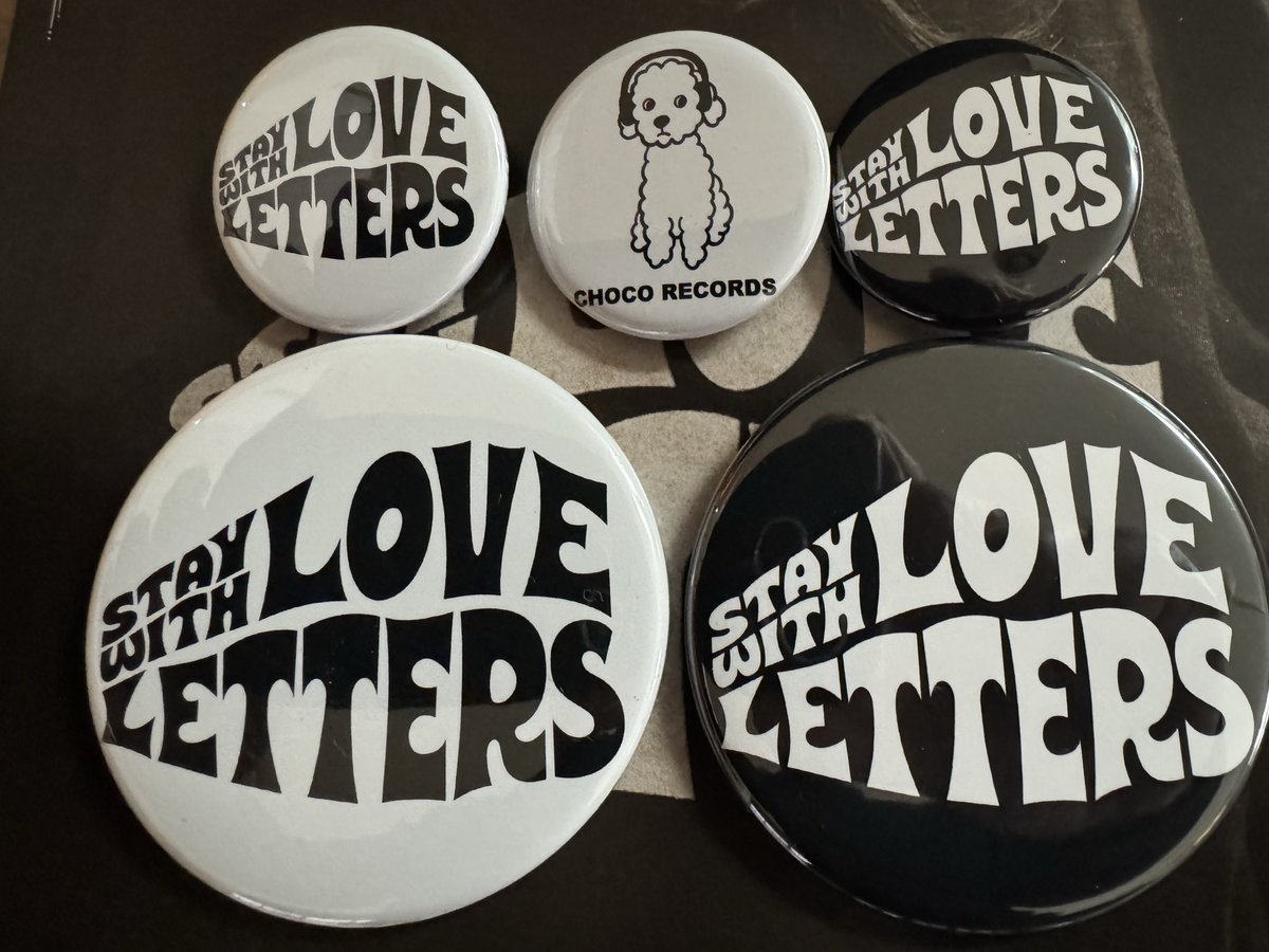 LOVE LETTERSバッチできました。
大(57mm)400円、小(32mm)200円です。
欲しい方は連絡下さいね。
次のライブから持って行きます😊

Tシャツも近日再販予定です！