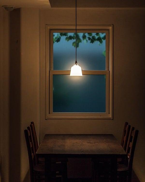 Qefesek bi rê ket ku çivîkekê peyda bike.
Franz Kafka