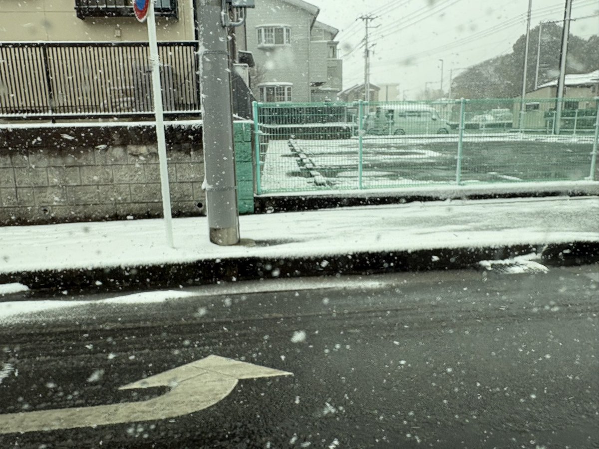 めっちゃ吹雪いてんだけど

関東やぞ‼︎