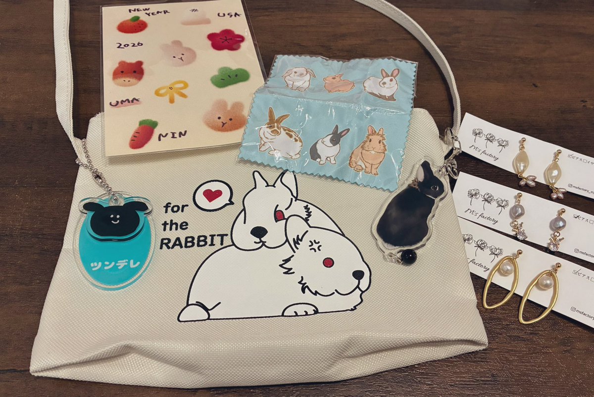 昨日の購入品たちとイベント時に使ってるお気に入りポシェット❤️

舞夢さんとお話ししてて、おじい🐰のぽんぽんにあるはずの茶毛がほぼなくなっているのに気づいた😂

#手作り雑貨と保護うさぎ
#fortheRABBIT