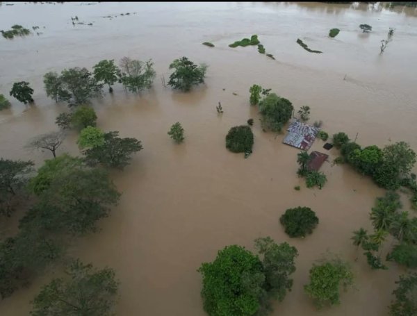 Lo que ocurre hoy en la Cuenca del #Sinu (Córdoba y Sucre) es muy similar a la tragedia recurrente de La Mojana. No son desastres “naturales”: son territorios históricamente inundables que han sido profundamente transformados por la ganadería, los cultivos o las ciudades. 🧵1 /7