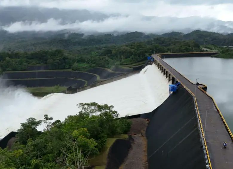 4️⃣ Como ha ocurrido otras veces, la represa llegó a diciembre completamente llena, a pesar de que se conocían los pronósticos de lluvias atípicas para enero y febrero. La hidroeléctrica de Urrá priorizó el negocio, ignorando el riesgo para las comunidades locales.