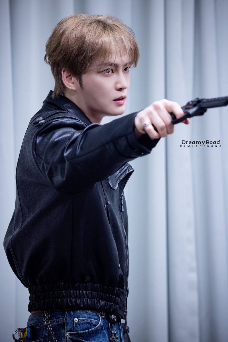 나는 재중이 이렇게 한손으로 총들고 겨누고 있을 때가 가장 설레,,,
뭔가 더 서늘한 느낌이 들어서 ༼ ༎ຶ 🫶🏻 ༎ຶ༽