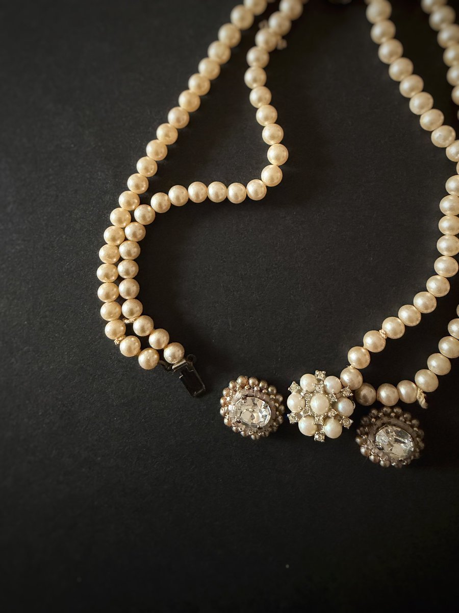 ポタリーのオーナーさまからお預かりしているアンティークネックレス。
お客さまの大切なお品に、彩り屋の手仕事を重ねてる「＋彩り屋」✨

今回は、4㎝ほど長さを足します。補充部分の刺繍が仕上がりました✨
アンティークの雰囲気を壊さぬよう、仕上げています。
仕上がりが、楽しみです♪