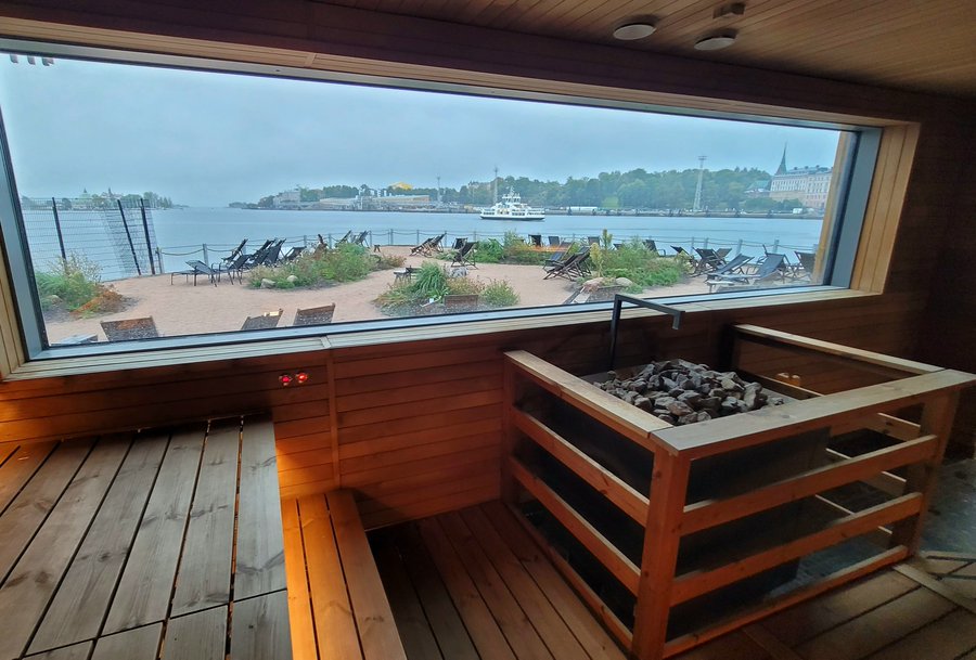 Keymong368774's tweet image. 헬싱키 경유가 좋은 점

Finnair로 헬싱키 경유해 유럽가면, 뱅기값도 좀 싸고,
아침도착, 11시간정도 다닐수 있는데,
좋은 게 바로 &amp;lt;핀란드 사우나&amp;gt;
바다보며 사우나, 야외 수영장에 카페까지.📷 역에서 도보 30분쯤.

Allas Sea Pool in Helsinki. 가격 20유로쯤. 8시오픈이니 뱅기 피로 풀고가기.