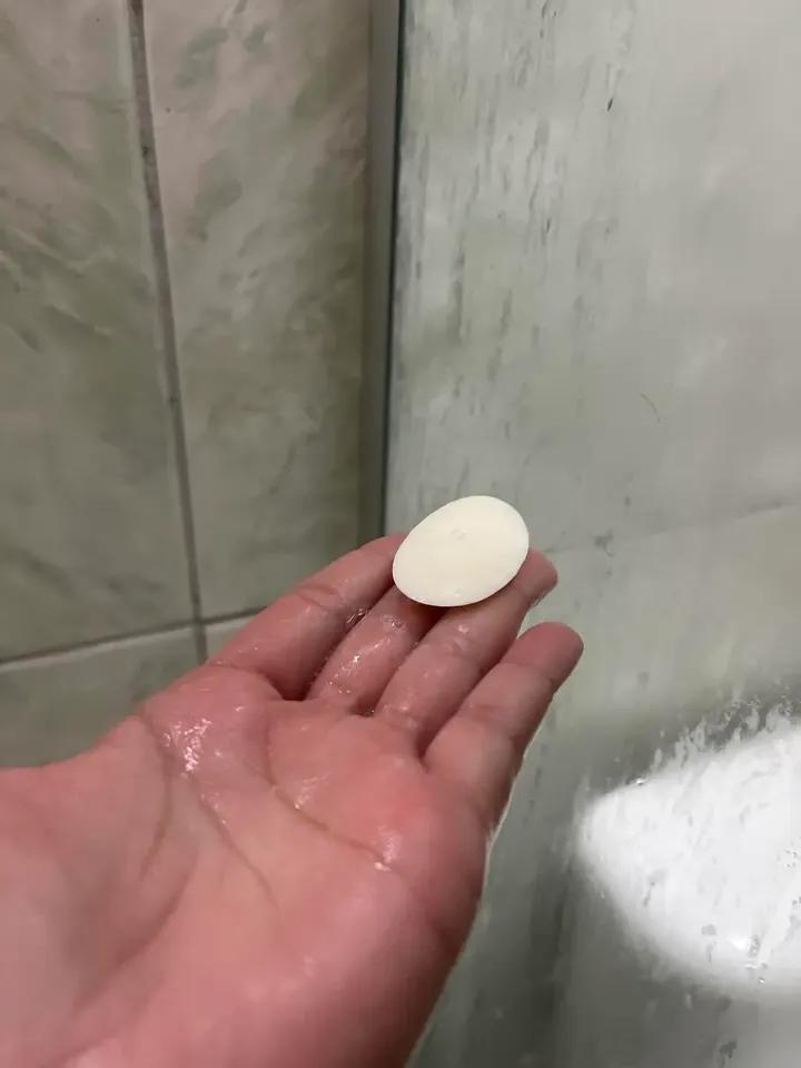 taty902204's tweet image. Gente, uma dúvida sincera: quê que cês fazem com o sabonete quando ele tá pequenininho assim? 🤔