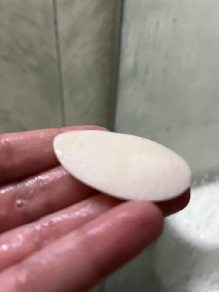 taty902204's tweet image. Gente, uma dúvida sincera: quê que cês fazem com o sabonete quando ele tá pequenininho assim? 🤔