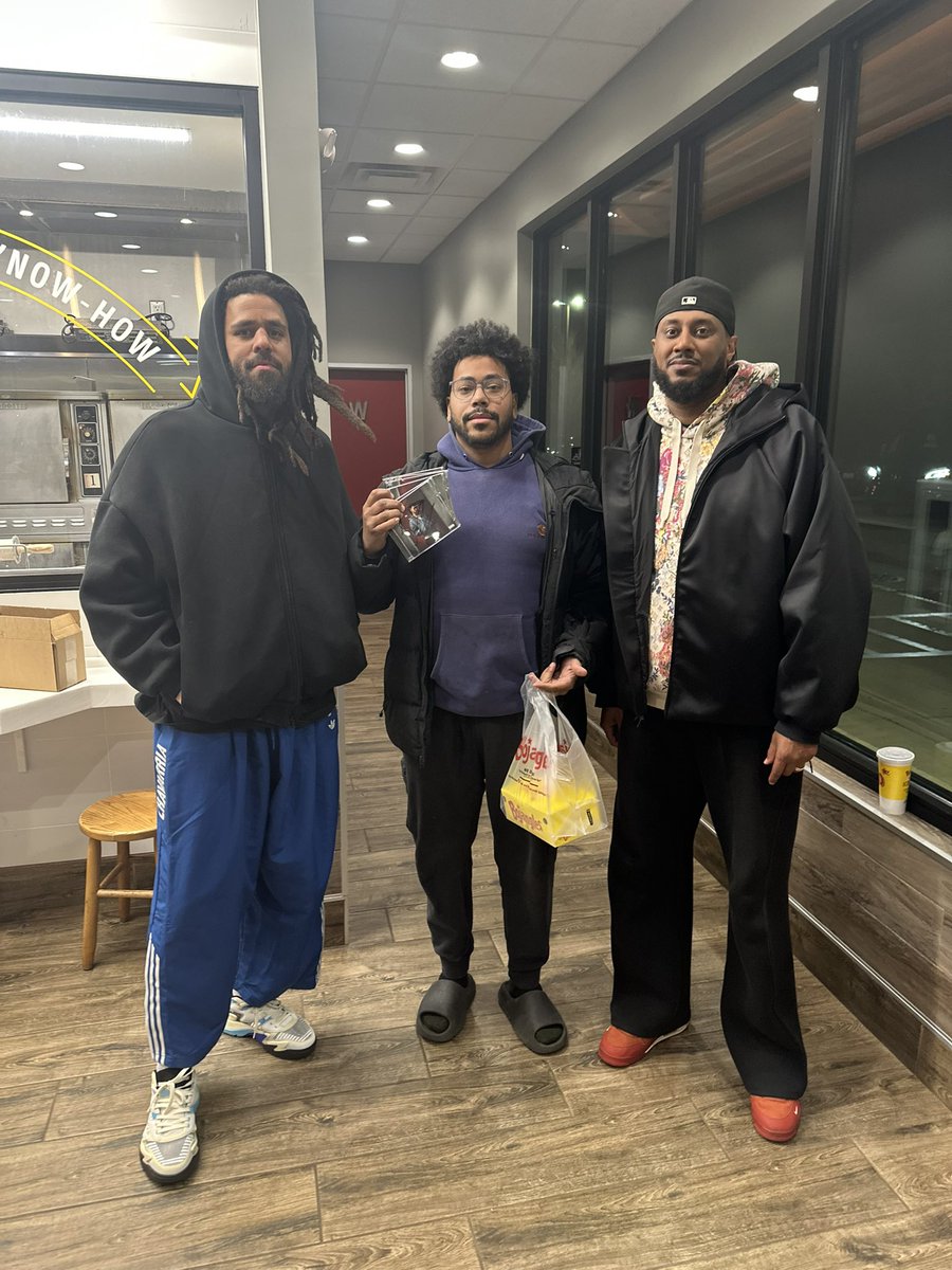 Stevie_Rey's tweet photo. I just wanted a 3 piece supreme for dinner, I can’t believe this. @JColeNC @KingOfQueenz Thank you for the small conversation https://t.co/xWSE1Oam9Q