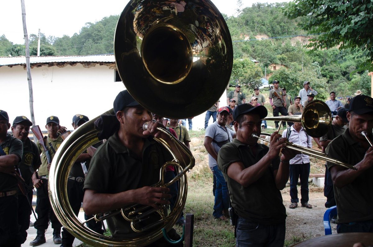 📌La Policía Comunitaria ante la SCJN | 👀 La atracción en la SCJN es el primer escalón. Es una gran oportunidad para que Corte hagan valer el derecho de los pueblos a su libre determinación y de reconocer a la policía comunitaria como legal y legítima.👉🏾bit.ly/4aiKw3n