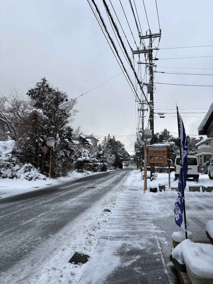 uosei2007's tweet image. おはようございます✨
2月8日(日)

#仙石原 は、雪がパラパラと降っています。気温は-3℃〜

昨日からの雪が残っていますので、箱根にお越しになる際は足元に十分ご注意ください。

本日も皆様のお越しをお待ちしております。
それでは、良い一日を‼️

宜しくお願い致します🙇🏻‍♂️🙇🏻‍♀️

#箱根
#hakone