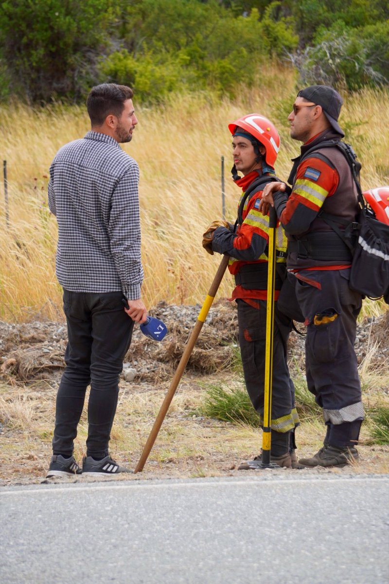 Consultando a los bomberos👨🏻‍🚒🚒 que, junto a los brigadistas, trabajan a destajo y a contrareloj desde hace más de un mes, combatiendo los incendios forestales 🔥🌲🪾 en nuestra Patagonia Argentina 🇦🇷
Cobertura en Chubut 📍 para <a href="/lanacionmas/">La Nación Más</a> 📺