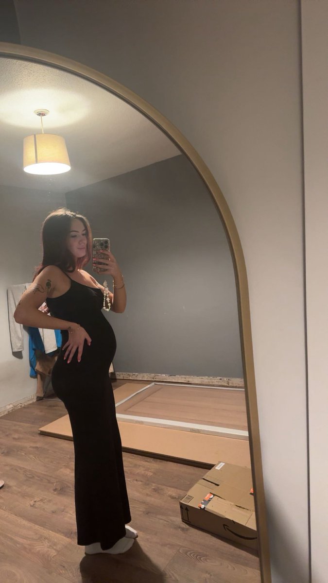 Hope you all know you’re thirsting over an engaged pregnant woman fyi👍🏼Keep your d1ck pics out of my DMs