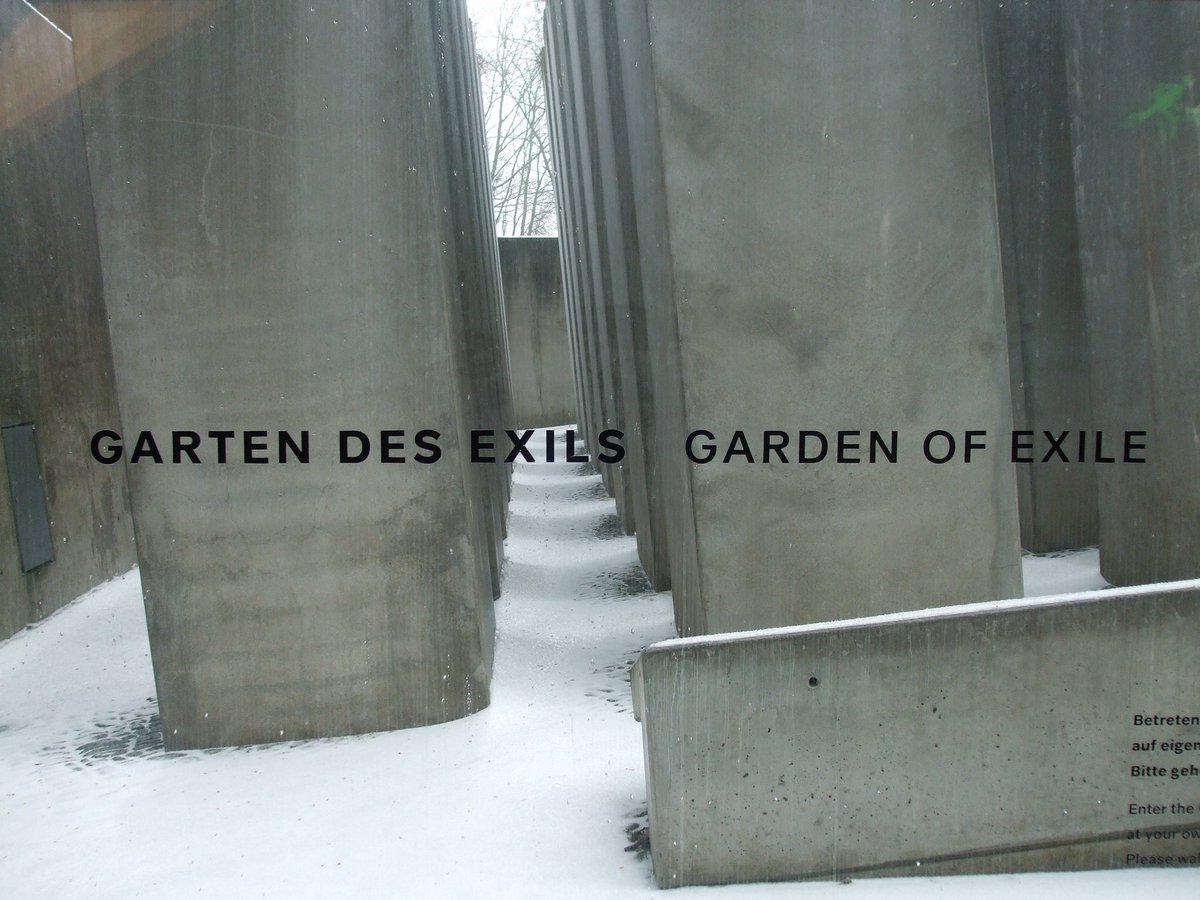 베를린 유대인 박물관 갔다 왔어요!!
보통 박물관들은 자연스럽게 동선을 만들어 놓는데 일부러 길을 잃게 만들어서 방향을 계속 선택해야 하는 게 무척 인상깊었어요 초반에 갈라지는 세 개의 갈림길 중 하나는 의도적으로 막다른 길로 만들었다고 해서 신선한 충격을 받음…