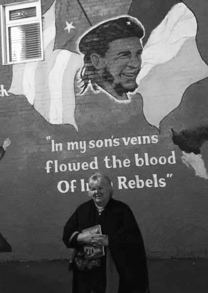 Aleida Guevara, eldest daughter of Cuban revolutionary leader Che Guevara, visits the mural of her father in the Bogside Derry.

                        🇮🇪✊️🇨🇺