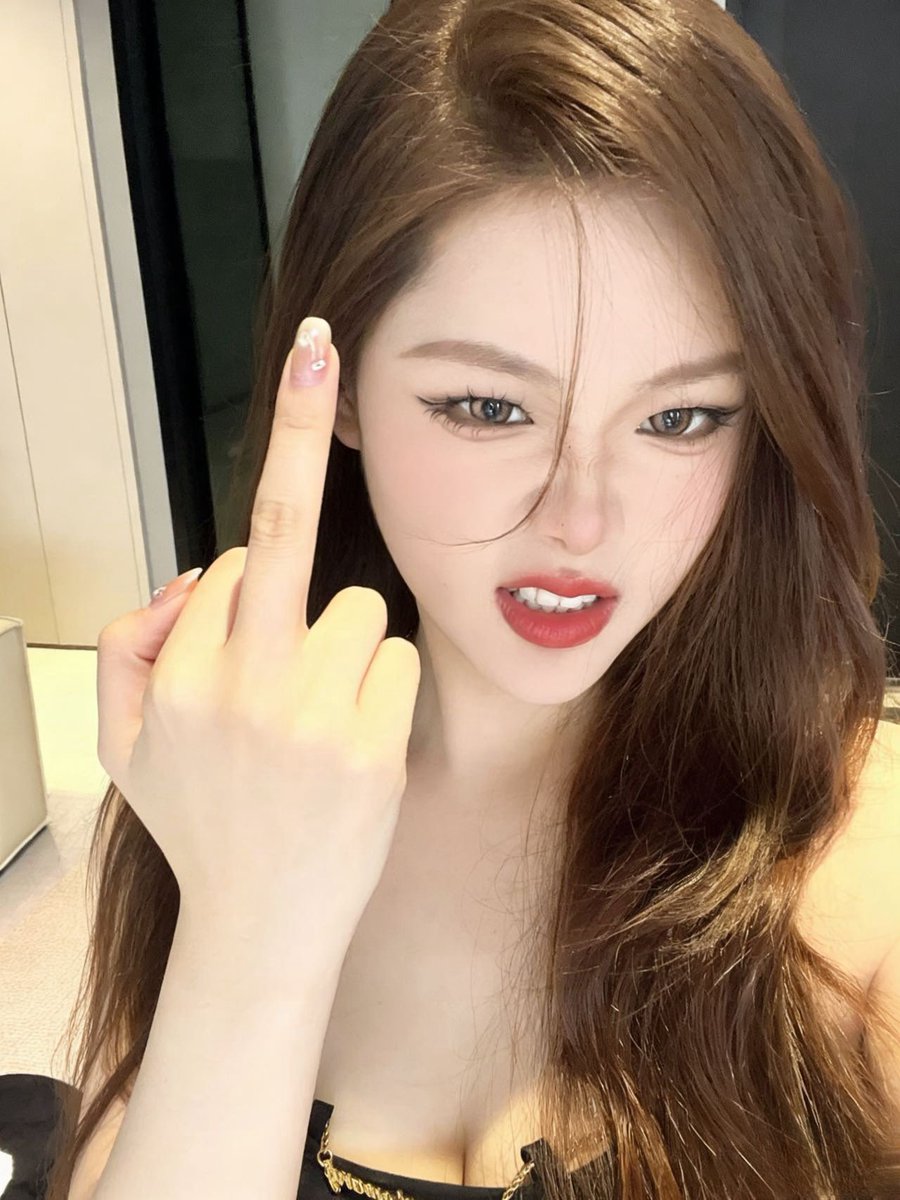 AoHan1012's tweet photo. 喜欢哪张？ https://t.co/PHLdNLy1Ix