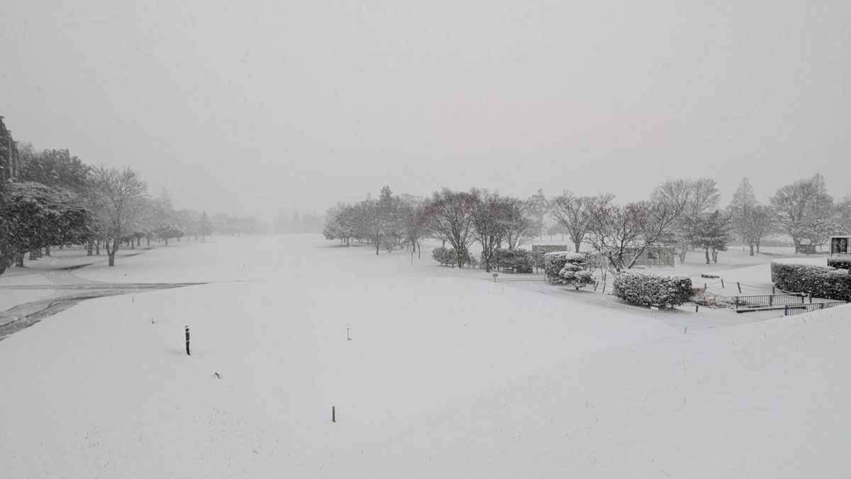 【板倉ゴルフ場より積雪のお知らせ】
日頃よりご愛顧いただきまして有難うございます。
本日2/8は積雪の為クロ－ズとさせて頂きました。明日2/9は本日15時頃を目途に判断させていただきますのでホ-ムペ-ジをご確認ください⛳よろしくお願いします。

#群馬県 #板倉ゴルフ場 #ゴルフ #ゴルフ場