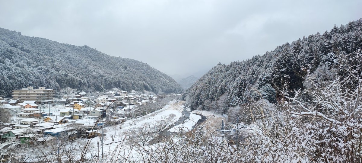 おはようございます❄
名栗はすっかり雪景色となりました
YAMASEMIは本日営業予定ですが、名栗まんじゅうの販売はございません
また状況により営業時間を短縮させていただく可能性がございます。随時告知致しますのでご確認ください。
#飯能 #名栗