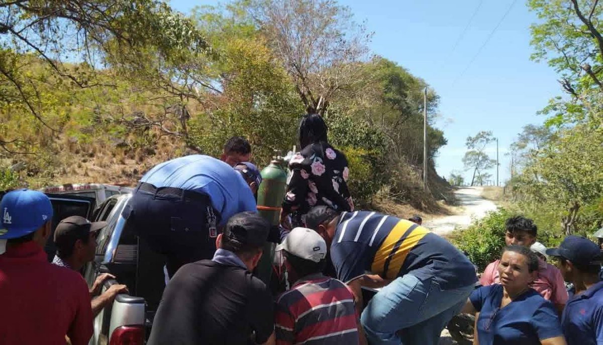 Ataque de abejas durante culto religioso ⚠️

Un grupo de cristianos evangélicos sufrió múltiples picaduras de abejas africanizadas en el cerro La India, en el municipio de San Francisco del Norte.
El enjambre se alborotó mientras realizaban un culto.
Bomberos acudieron al llamado