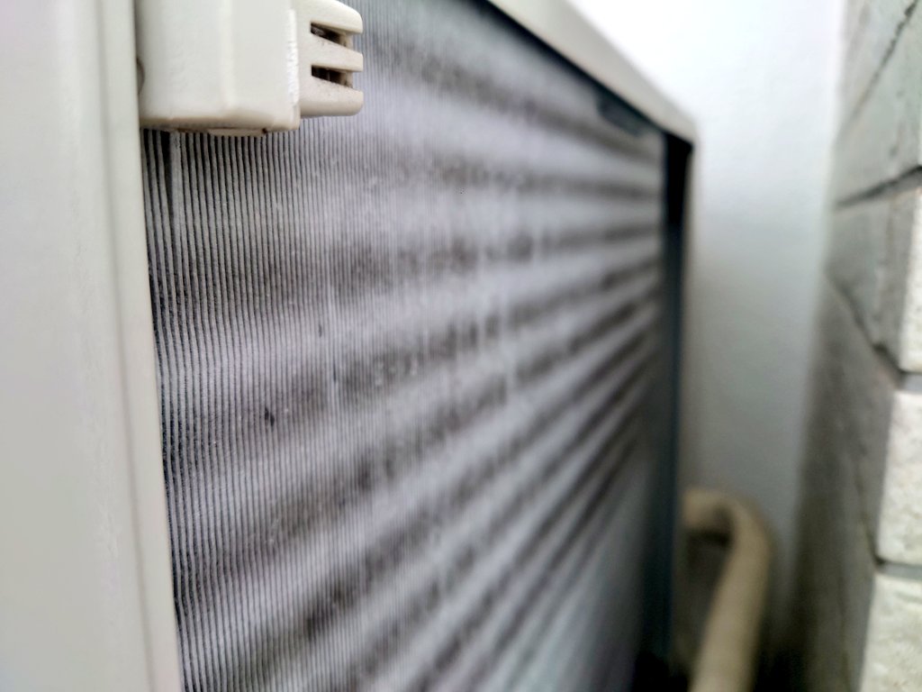 ふわふわぁwww❄
雪…止まない🤣
ベランダ手すりでこんなん
約１０センチ
室外機も霜付きだして
気温マイナス２℃🌡️
😵
🧊明朝🧊がヤバいなぁ
通勤危険⚠️な予感しかない
(仕事休もうかなぁ)

皆様暖かくお過ごし下さい