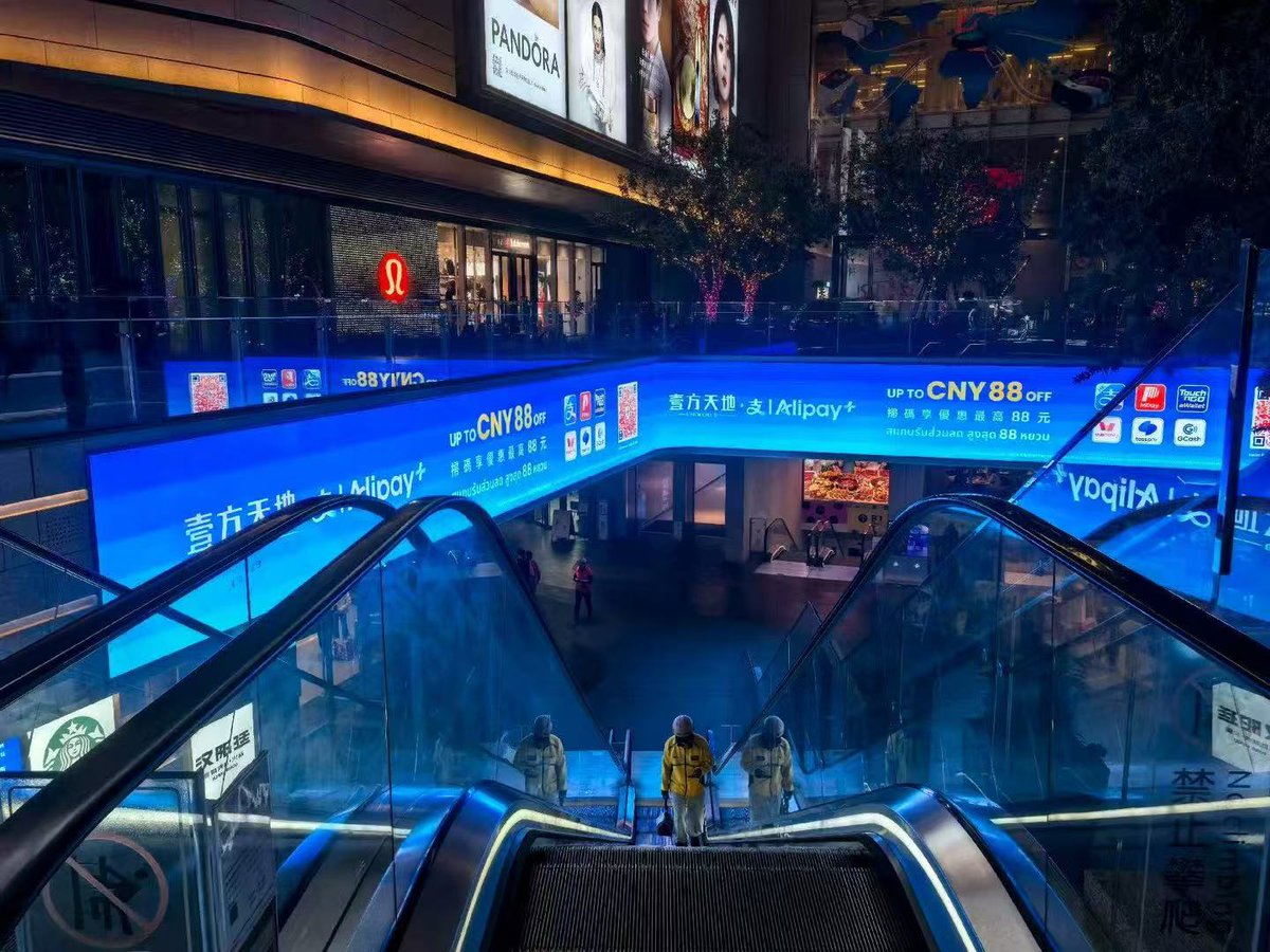 Our P2.5 indoor HD led display in Mall! 
Is worling well ? So nice ! 
#45degree #90degree #rightangle #LEDdisplayscreen #ledpanel #Curved #Flexibled #ledvideowall #ledmodule Waiting for your inquiry and orders,Call/WeChat/WhatsApp: 0086-18316843344