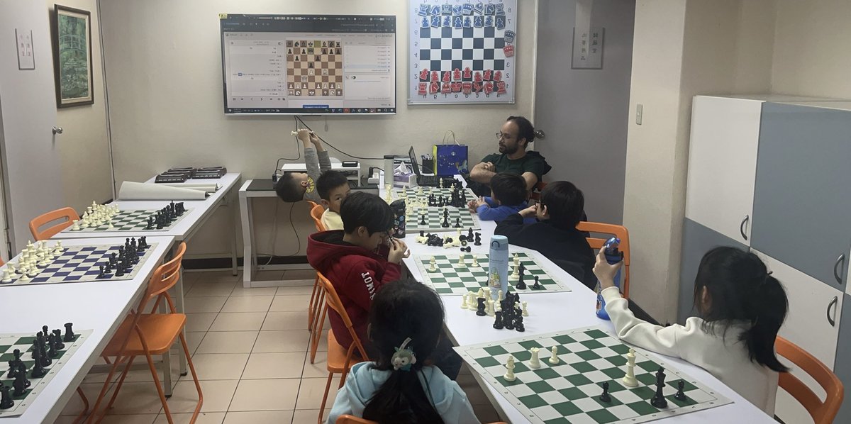 ChessTaiwan's tweet photo. Our regular class for young players on Saturday afternoon in a weekly basis. https://t.co/ao1YMiTN7F