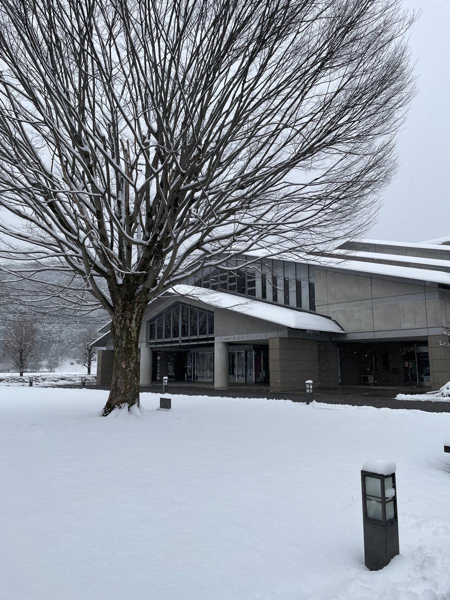 TallTreesSano's tweet photo. 【あくとプラザ雪の様子】
会館駐車場前道路、歩道の様子です。
除雪してあります。
一方、会館前の広場（下は草）は真っ白なので雪景色を楽しめます。
本日の昭和歌謡コンサートにお越しの際は、足元お気を付けください。 https://t.co/sTUFSqkAd8